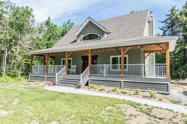 timber-frame-dutch-saltbox-in-ashburn-ontario-3